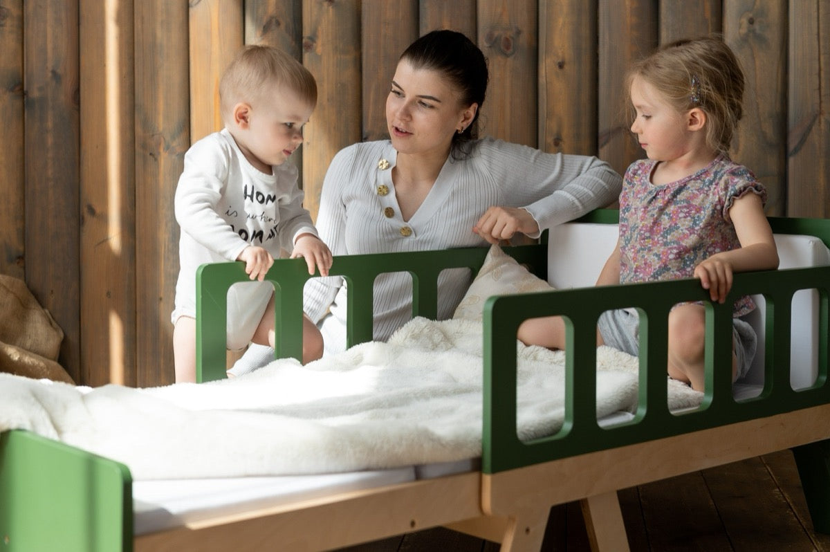 Майка и деца, играещи на зелено Family-scl растящо легло — детско легло за малки и по-големи деца