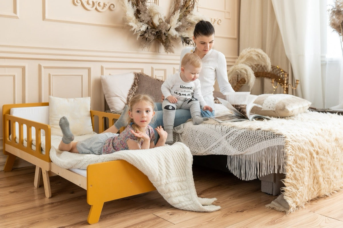 Момиче на жълто Family-scl растящо легло до майка и бебе — трансформируемо детско легло за всякакъв стил