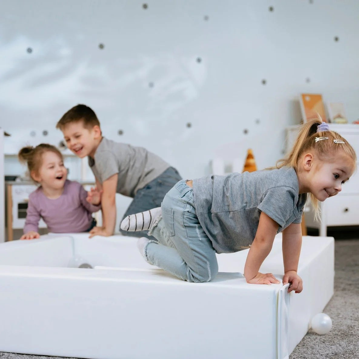 IGLU Soft Play басейн с топки — бял