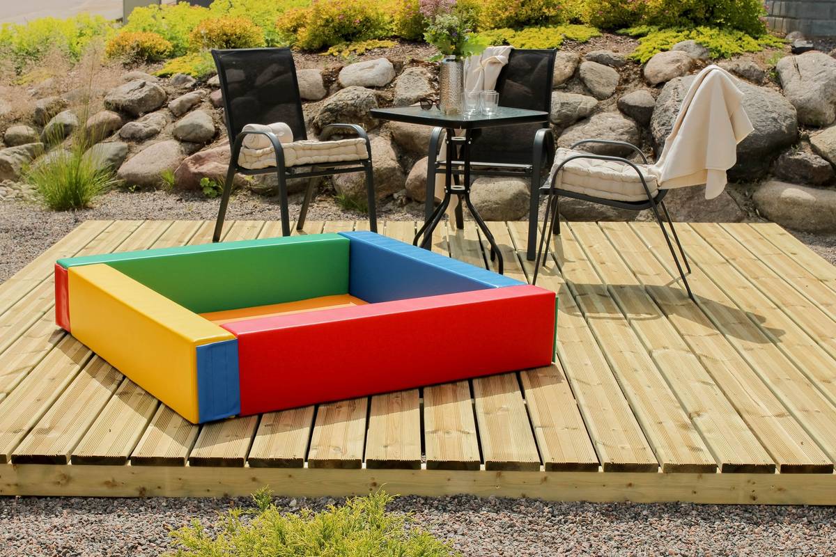 IGLU soft play ball pit in garden setting – multicolor foam ball pool for outdoor toddler play