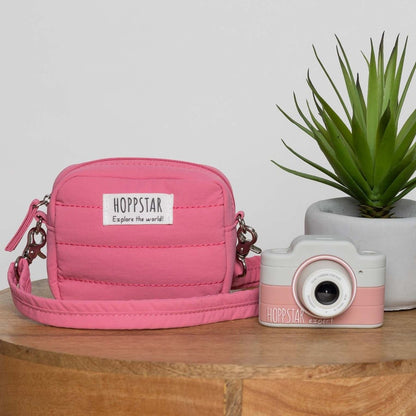 Geantă roz Hoppstar lângă aparatul foto pentru copii Hoppstar Expert Blush