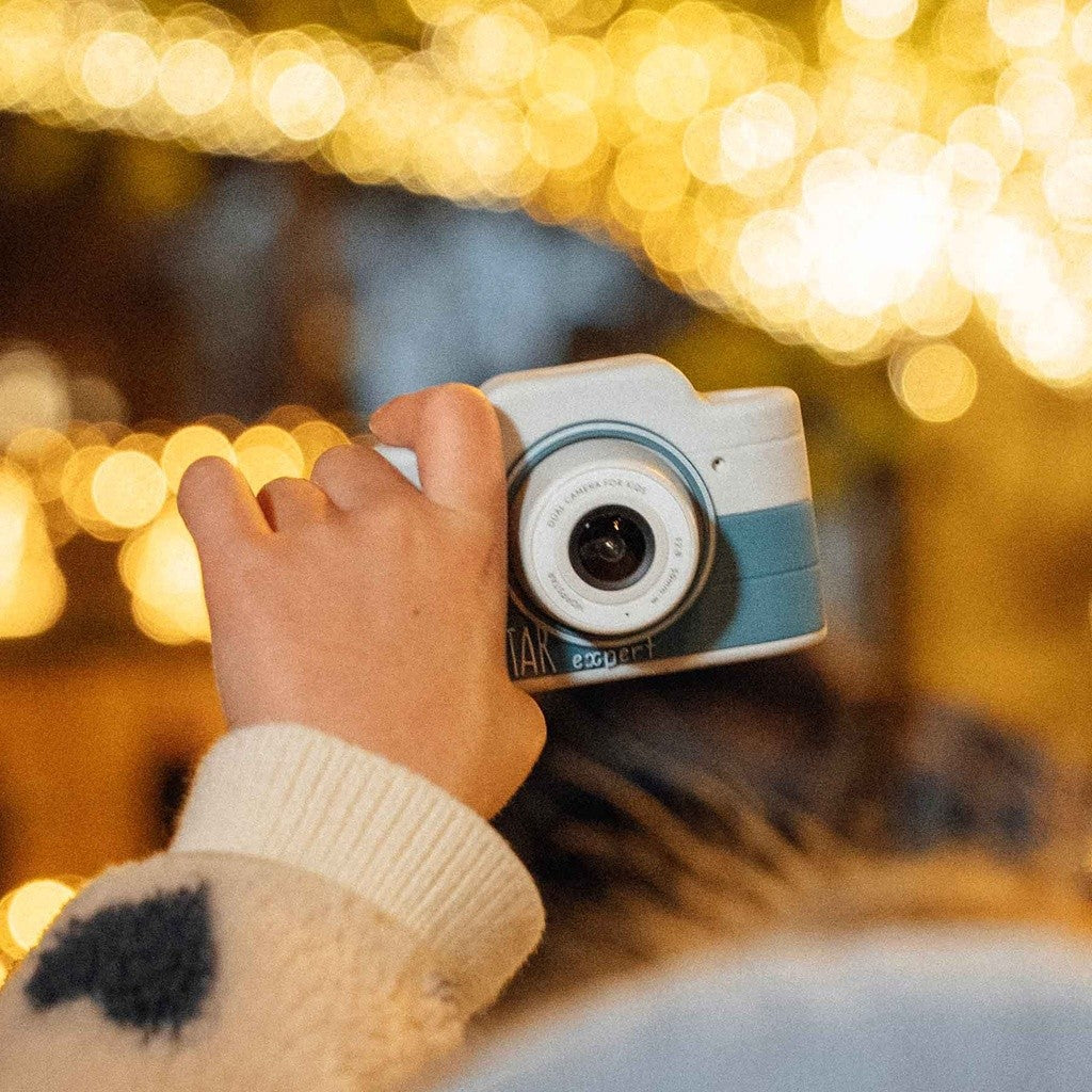 Copil care fotografiază luminițe de Crăciun cu aparatul Hoppstar Expert Yale